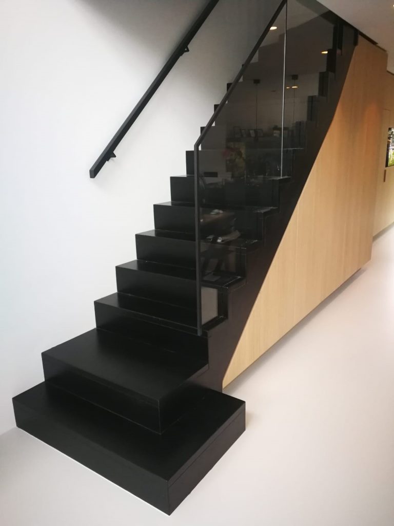 Zwarte moderne trap