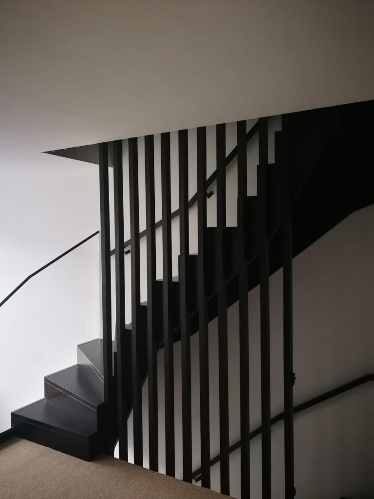 Moderne trap met spijlen balustrade
