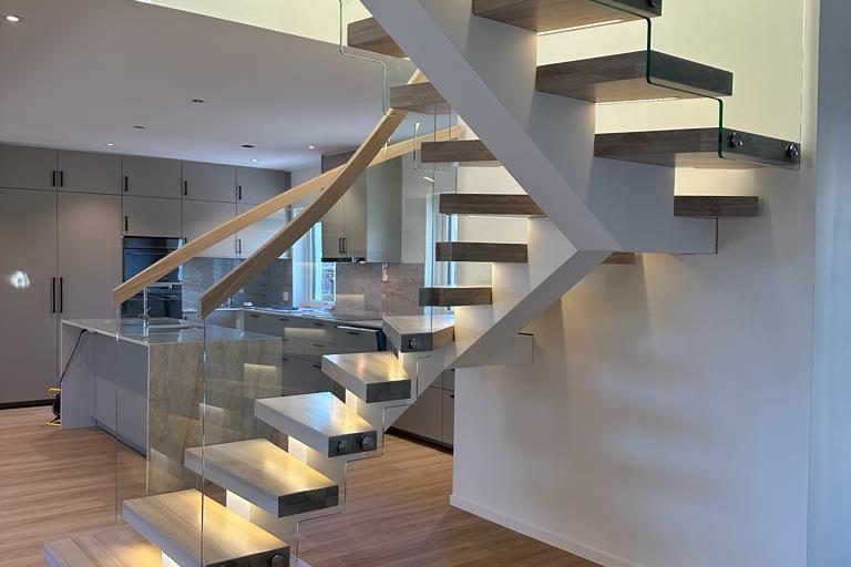 design trap met centrale middenboom