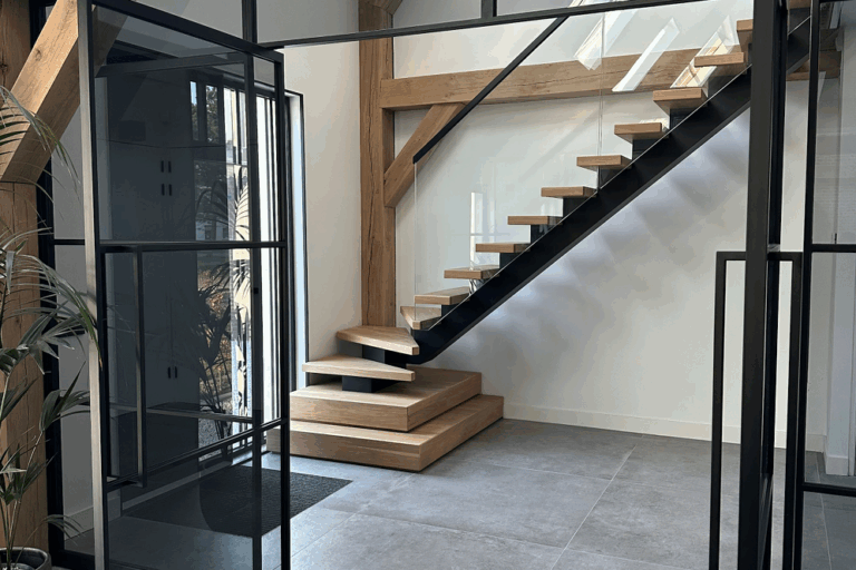 Stalen trap met eiken en glazen balustrade